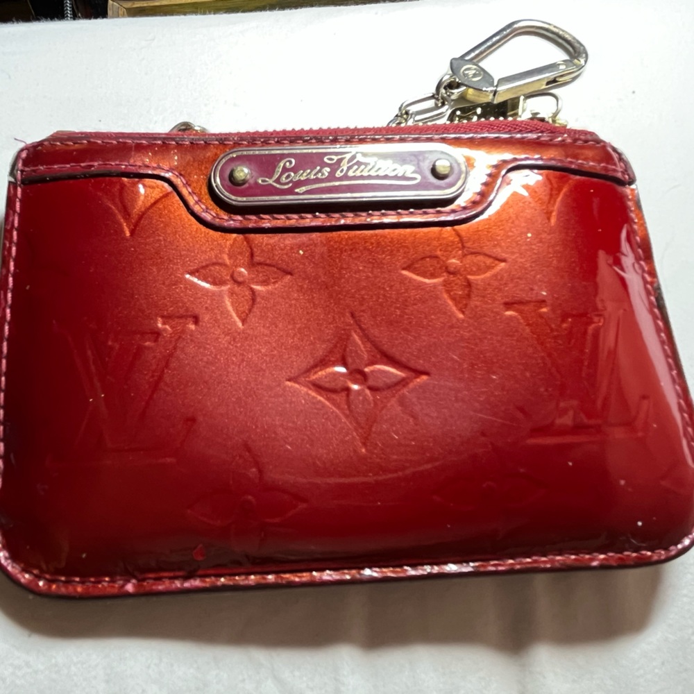 LOUIS VUITTON
Pomme D'Amour Monogram Vernis Pochette Cles Key And Change Holder